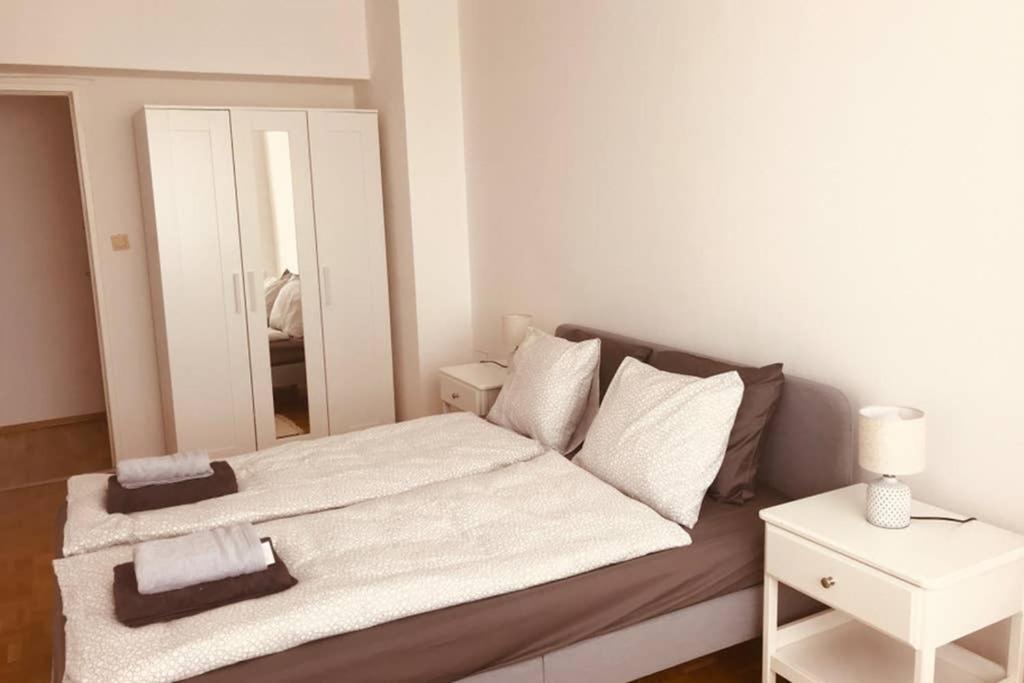 Mitten Im Achten. Zentrale Wohnung In Wien Kültér fotó